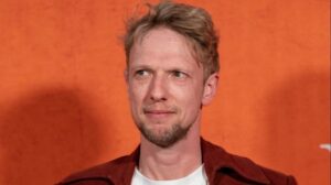 Cast van musical ‘Willem van Oranje’ bezoekt graf: ‘Ontroerend zijn hondje te zien’
