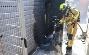 Veel schade door brand in schuur Wippolder, buurtbewoners blussen mee