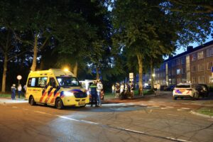 Personenauto rijdt door na aanrijding met fietser op Schoemakerstraat; slachtoffer zwaargewond
