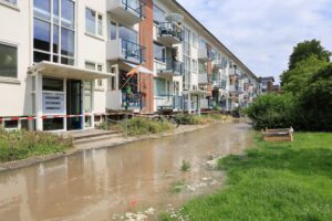 Duizenden liters water op straat en huishoudens zonder water door leidingbreuk Oostblok