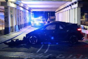 Automobilist ontsnapt ongedeerd na heftige crash op Delfgauwseweg