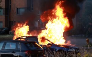 Auto en puincontainer kort na elkaar in brand in Buitenhof