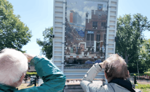 René Jacobs onthult nieuw kunstwerk onder Plantagebrug: ‘Over, van en voor Delftenaren’